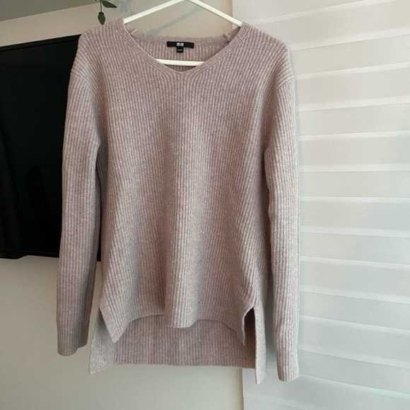 V neck longsleeve sweater 
Color: soft pink
Size: XS - Picture 4 of 4